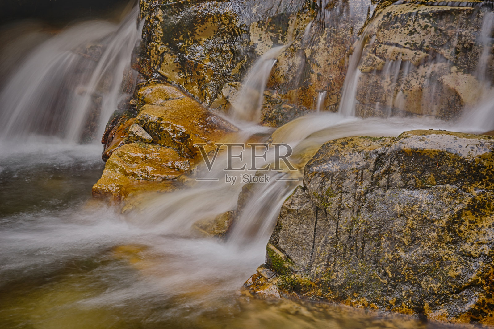 瀑布从岩石上倾泻而下，艾伯塔省，加拿大照片摄影图片