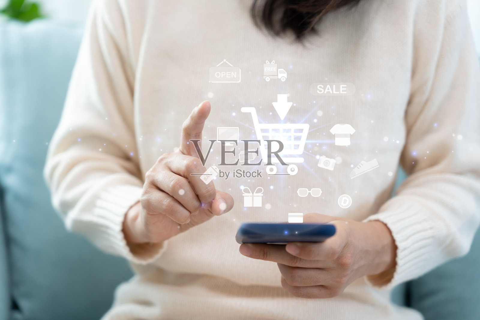 女性在家用智能手机网购。呆在家里，科技，电子商务，互联网，市场，期末或夏季或大销售，付款，信用折扣，报价，低价照片摄影图片