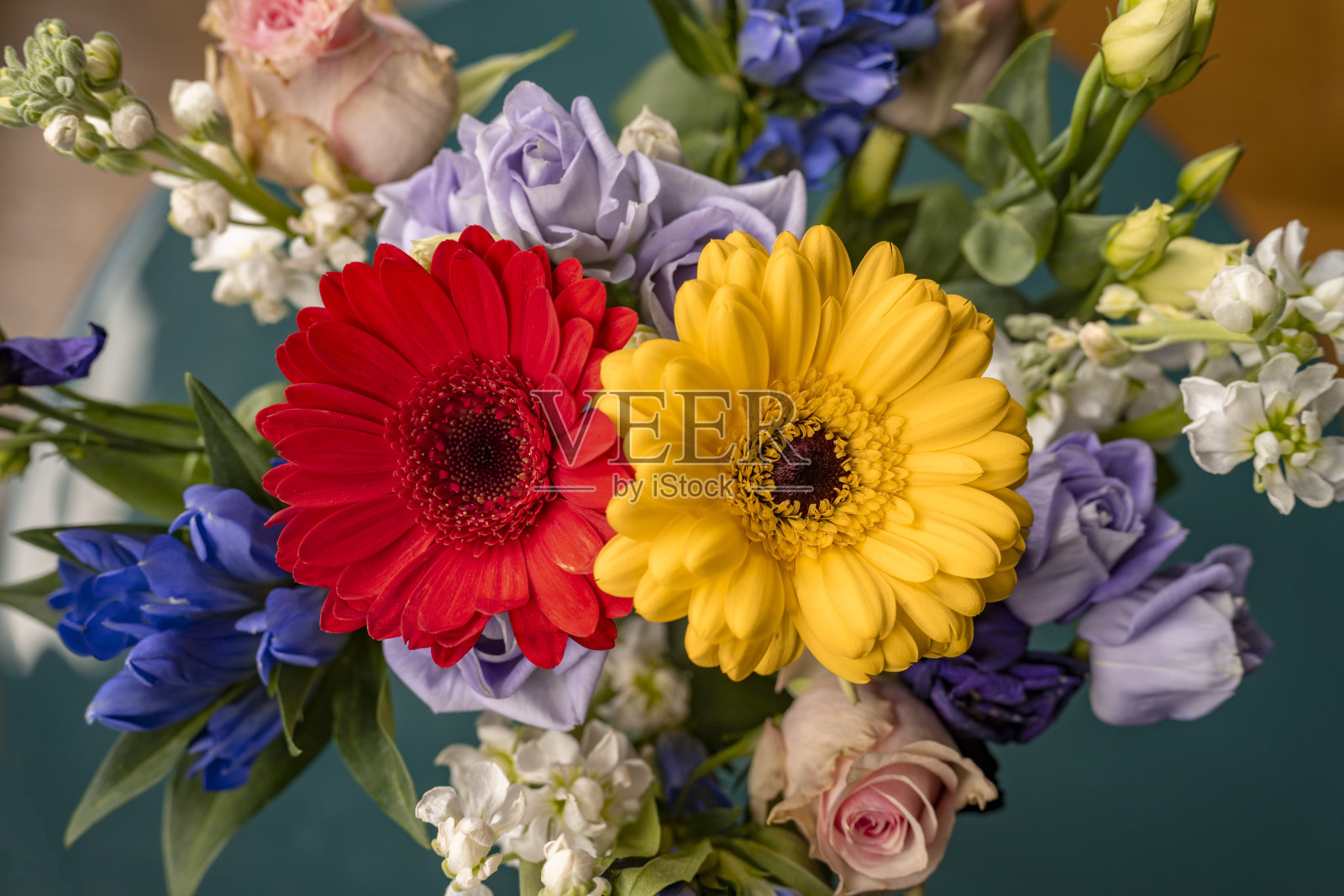 红色和黄色的非洲菊花在花束照片摄影图片