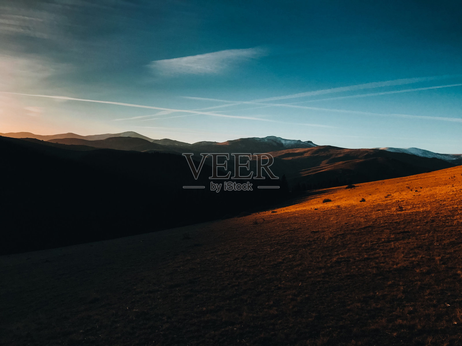 充满活力和迷人的景观，以独特的黄蓝对角线图案为特色照片摄影图片