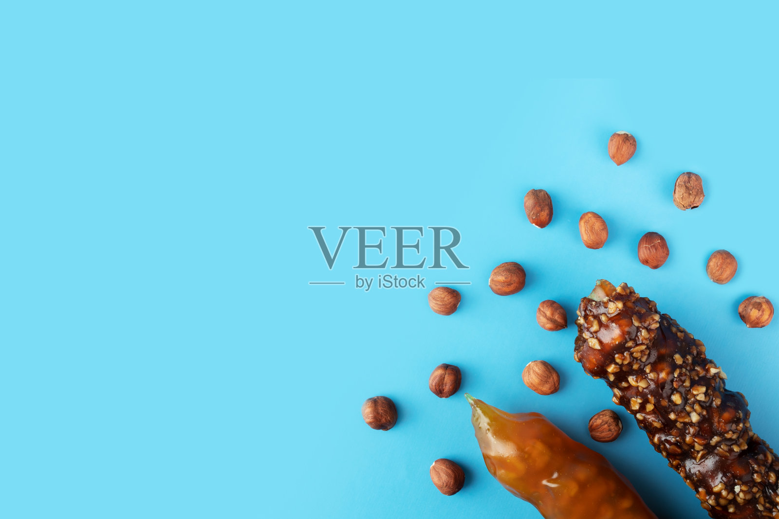 格鲁吉亚美食，从坚果和葡萄汁在蓝色背景，复制空间照片摄影图片