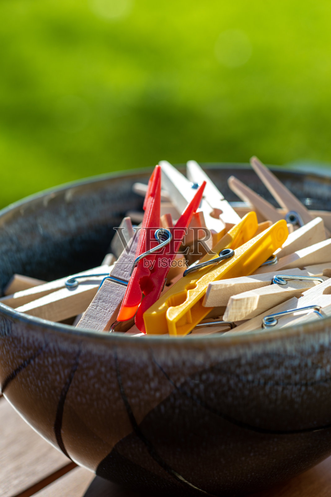 衣夹在碗里照片摄影图片