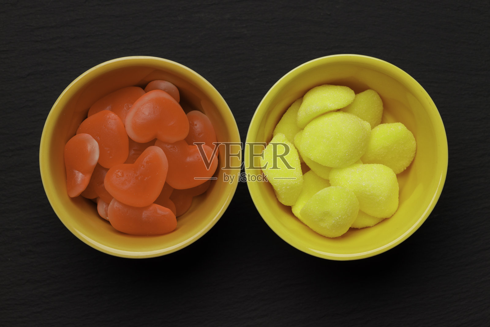 心形和柠檬形状的彩色糖豆照片摄影图片