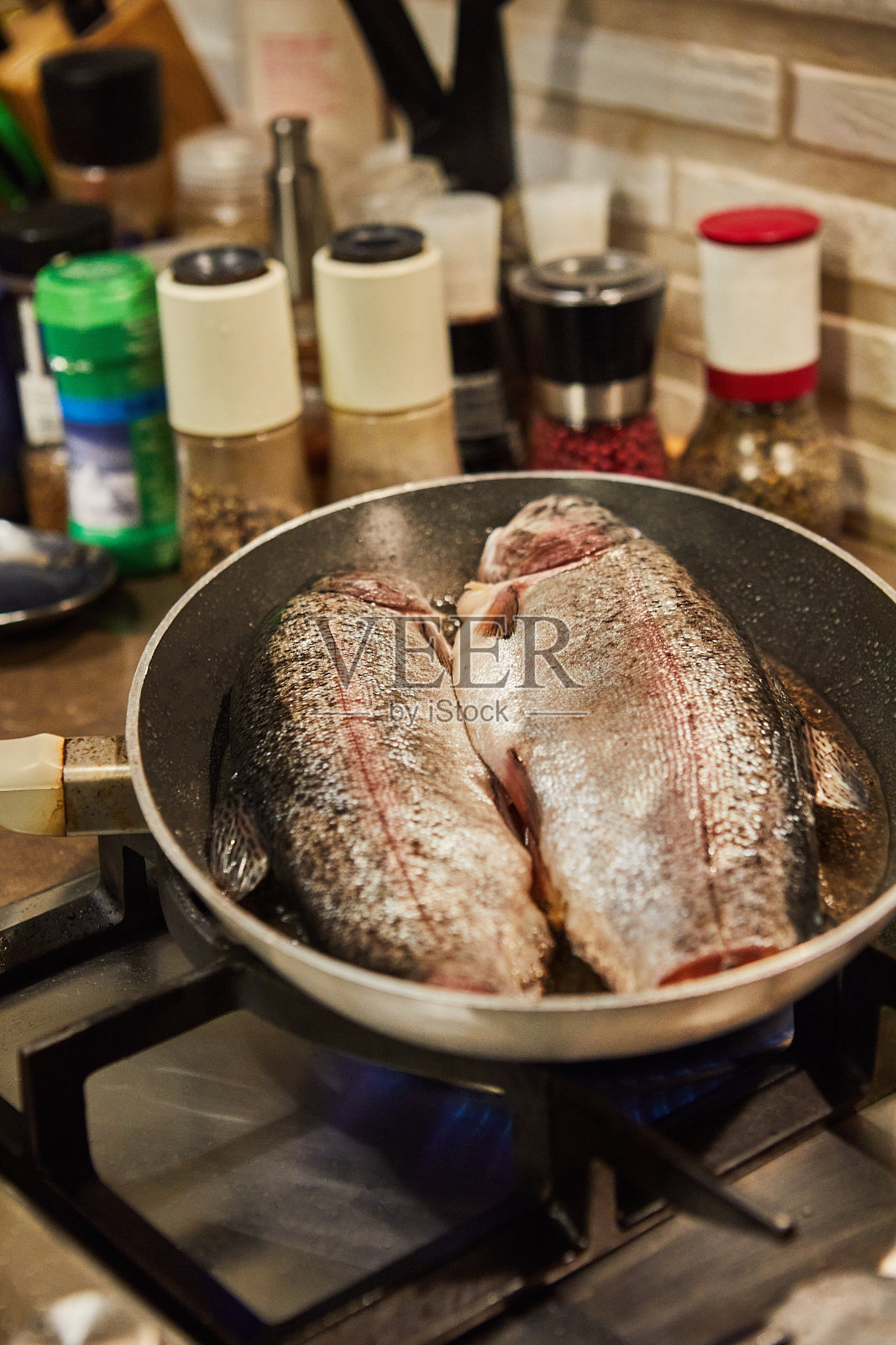 燃气灶煎鳟鱼照片摄影图片