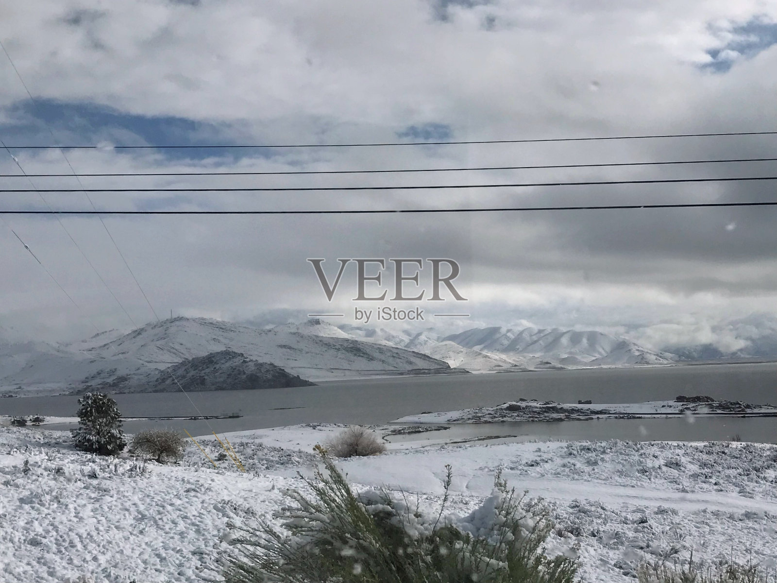 环湖雪山照片摄影图片