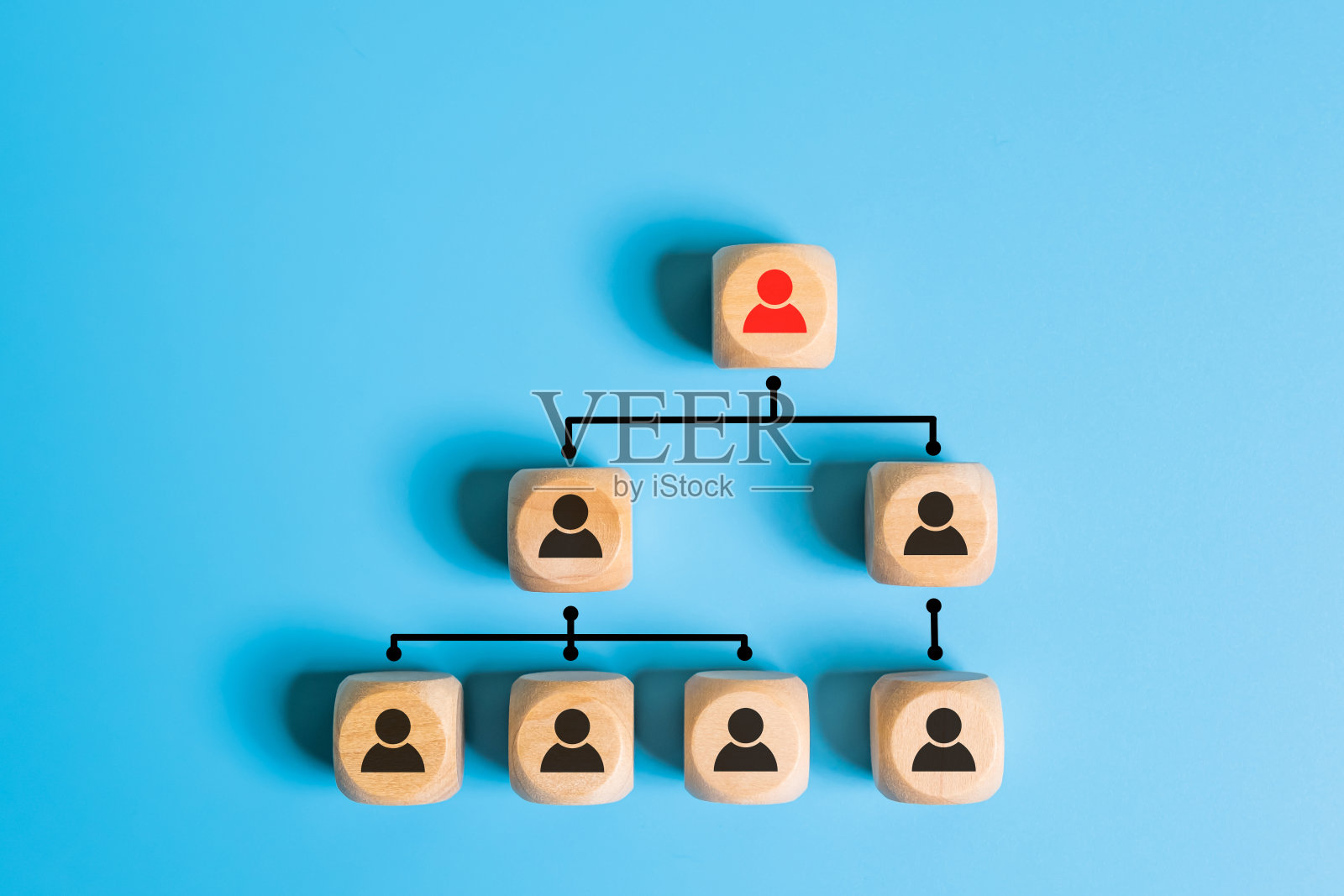 企业家或高水平的企业管理图标显示领导作用在他们的工人和员工拍摄纯蓝色背景与复制空间。拥有杰出技能的成功领导者照片摄影图片