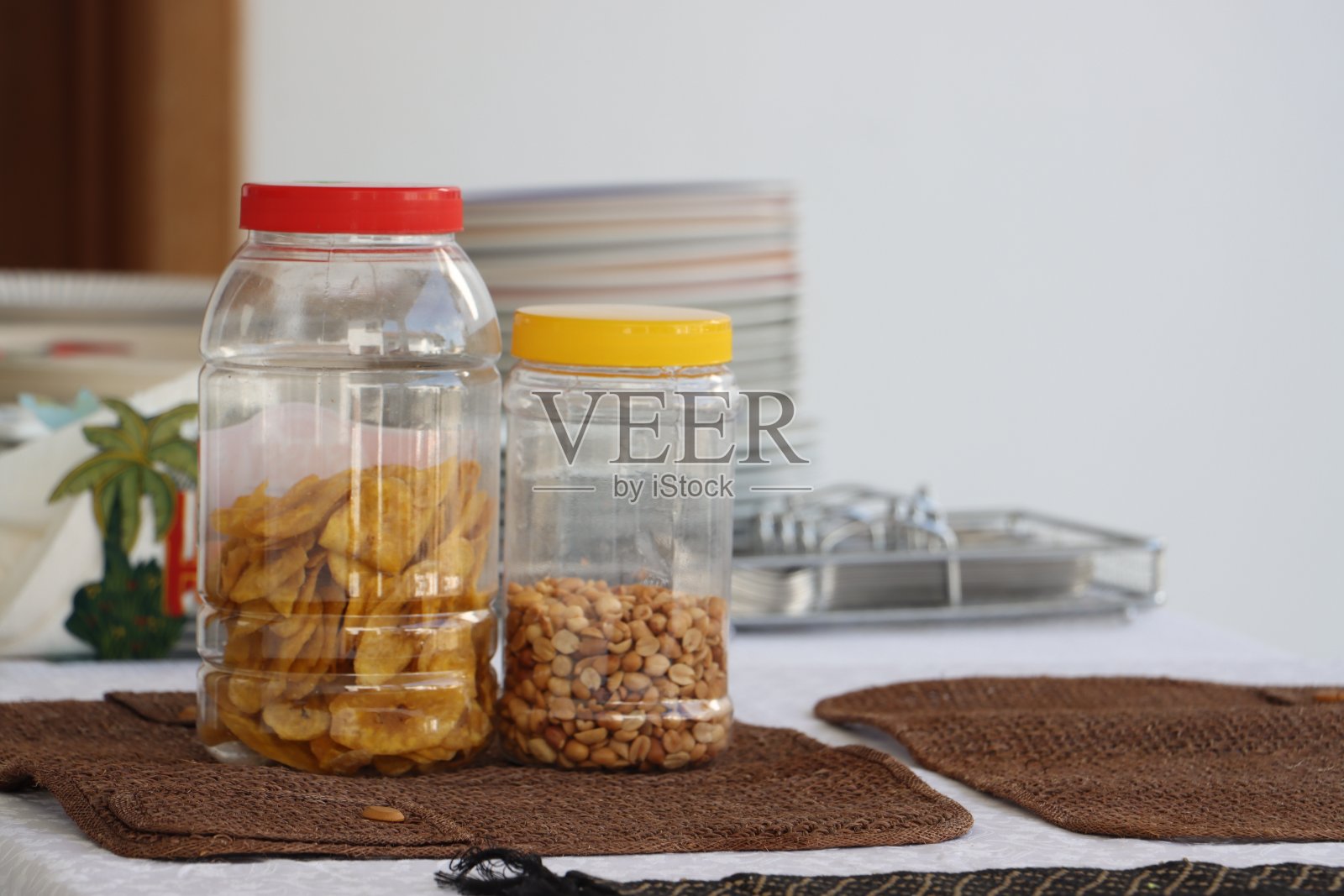 大蕉片和花生装在透明的塑料瓶里照片摄影图片