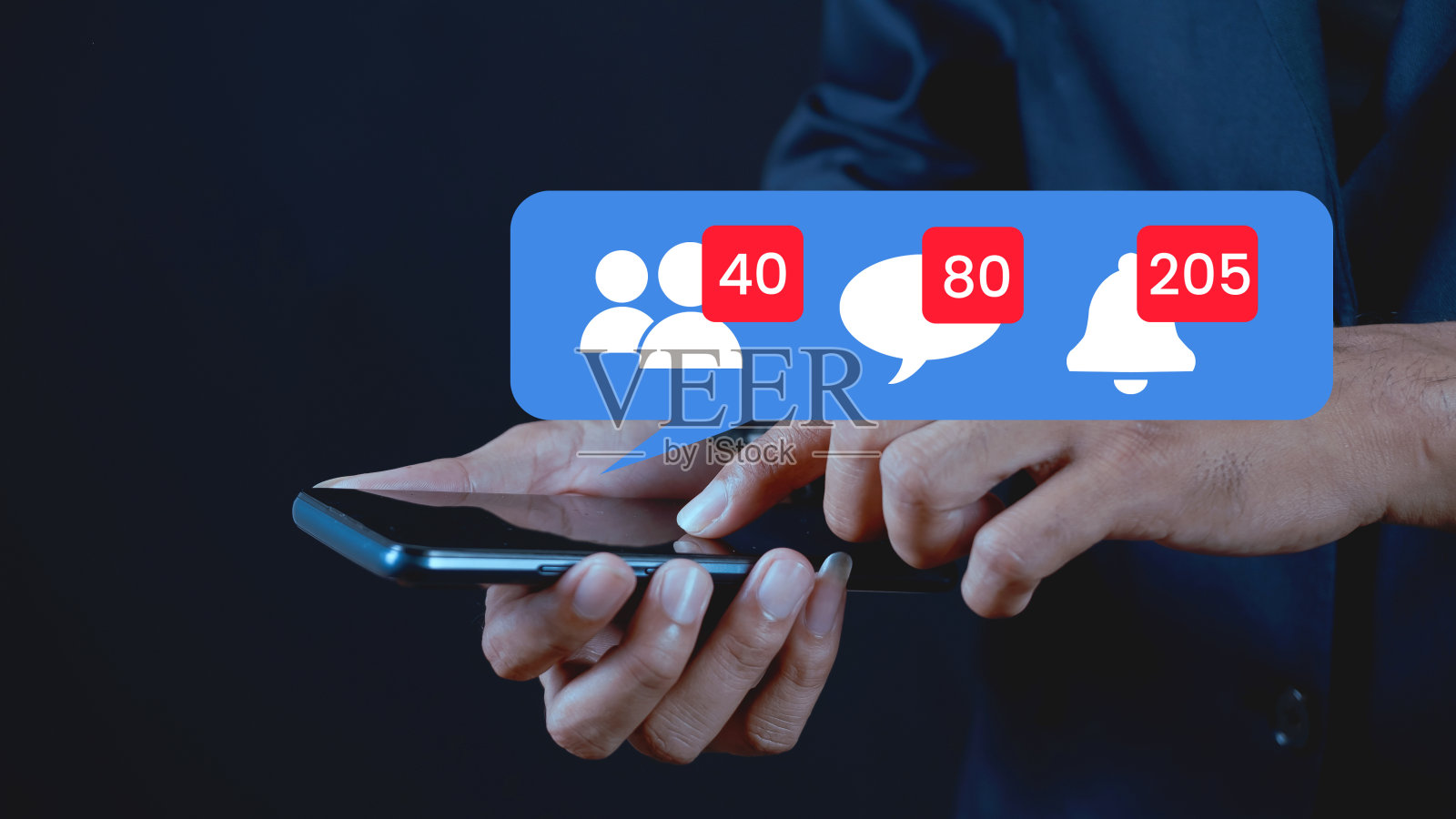 男性用手触摸智能手机屏幕，社交媒体上有关注图标照片摄影图片