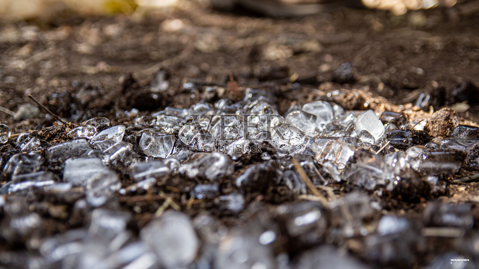 地面覆盖着碎冰，像小冰块照片摄影图片