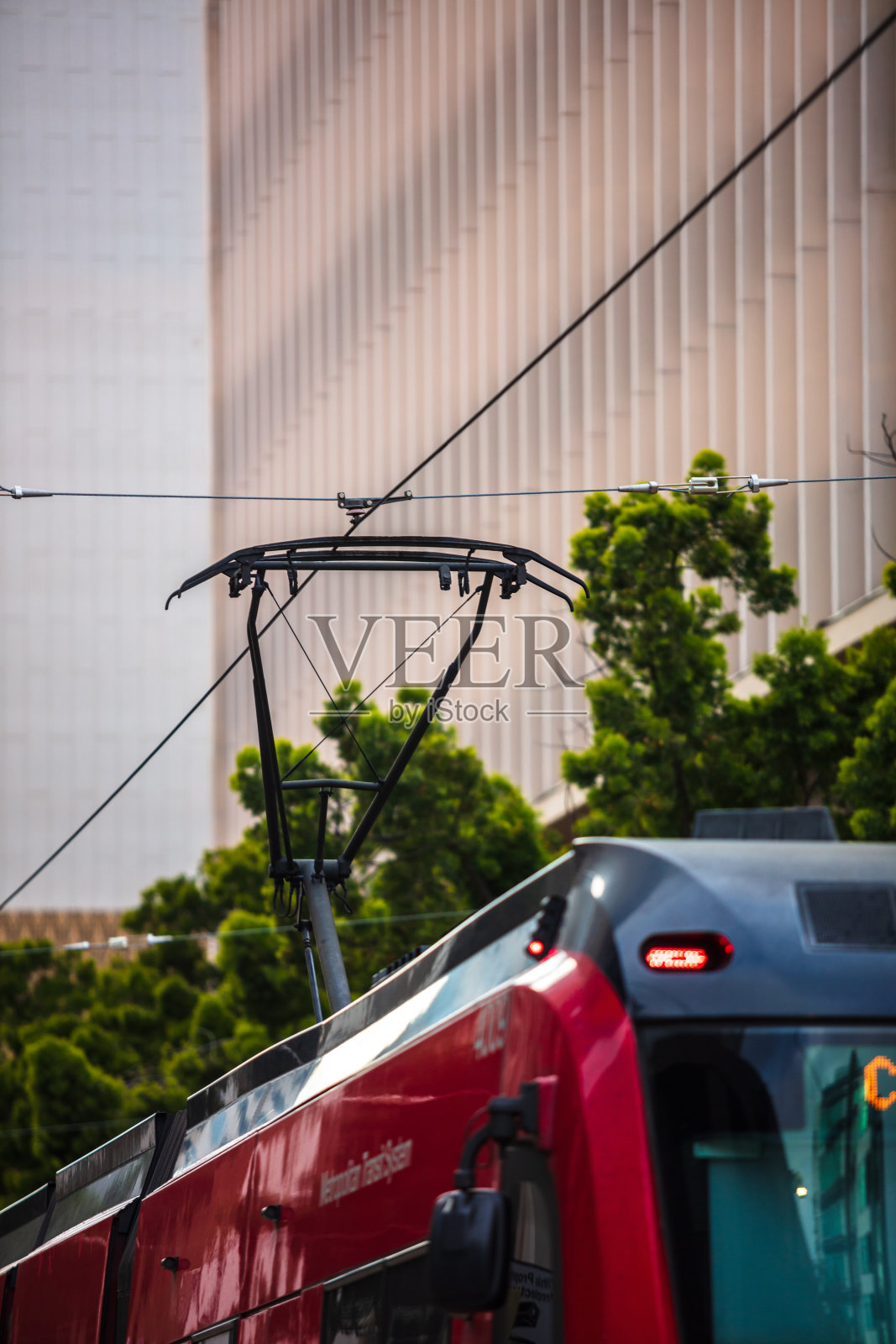 圣地亚哥有轨电车和架空电线照片摄影图片