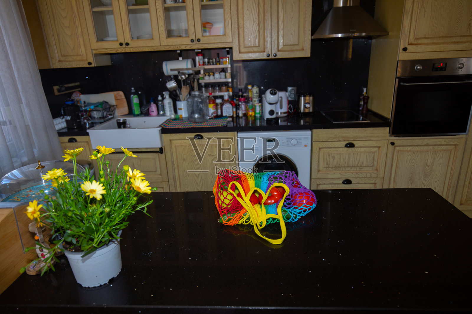 Reusable bag with groceries. Sustainable concept照片摄影图片