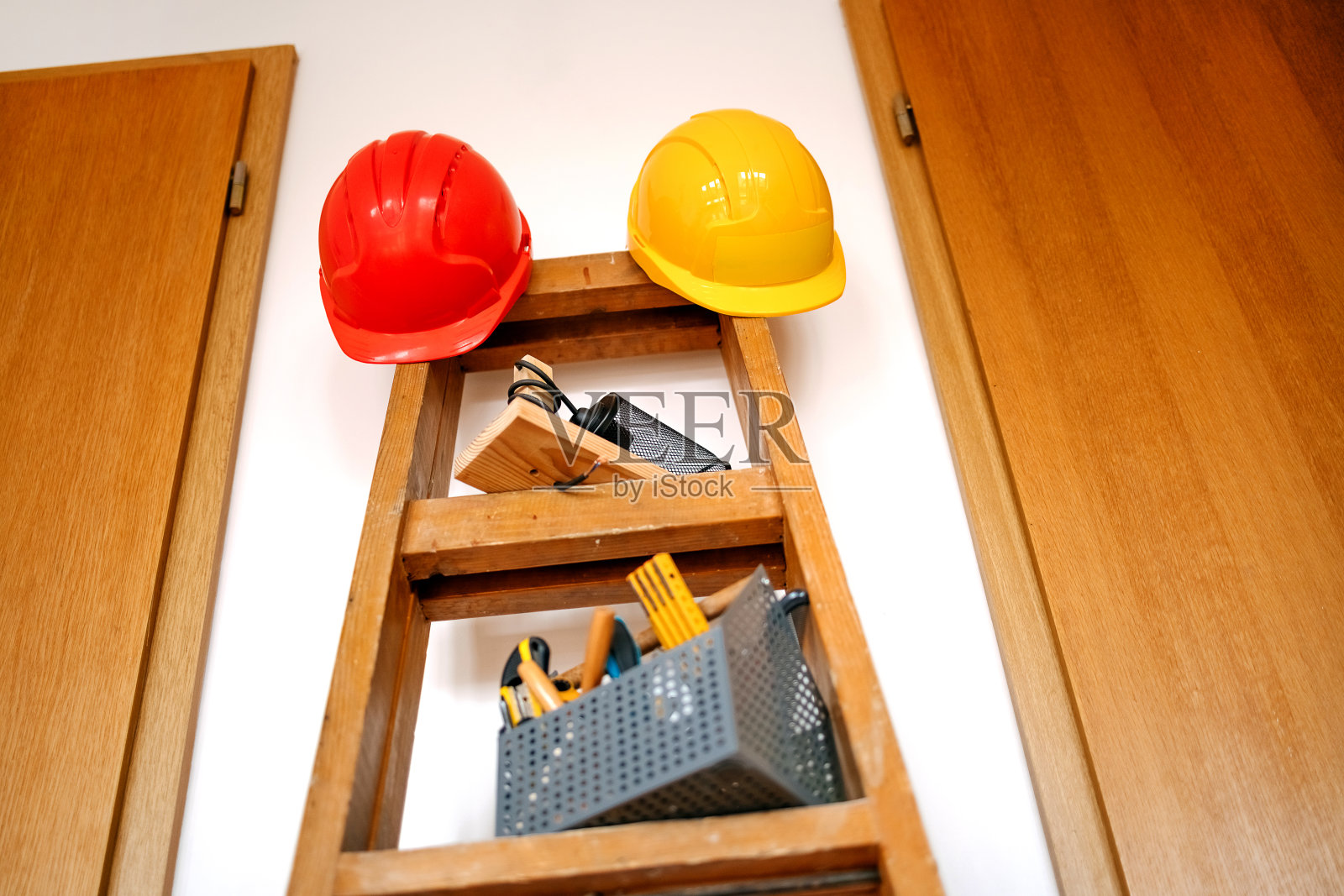 注意红色和黄色照片摄影图片