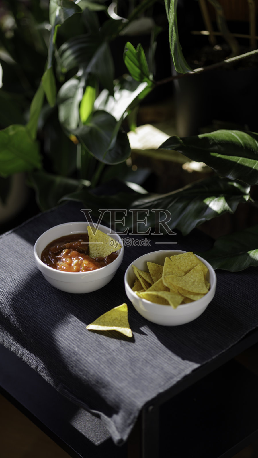 美味小吃:红辣味番茄沙司和黄色脆脆玉米片照片摄影图片