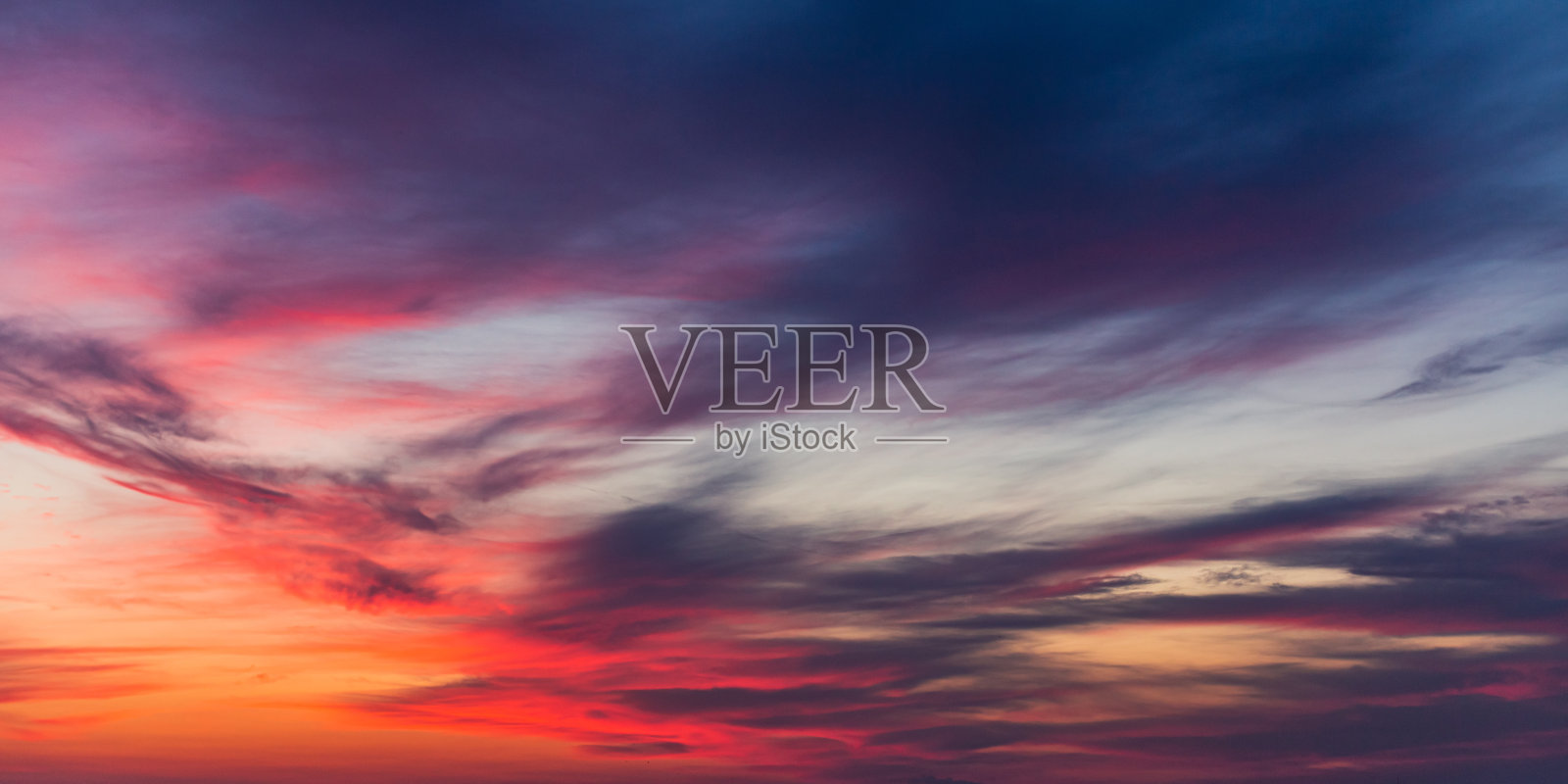 天上的云。日落。天气。照片摄影图片