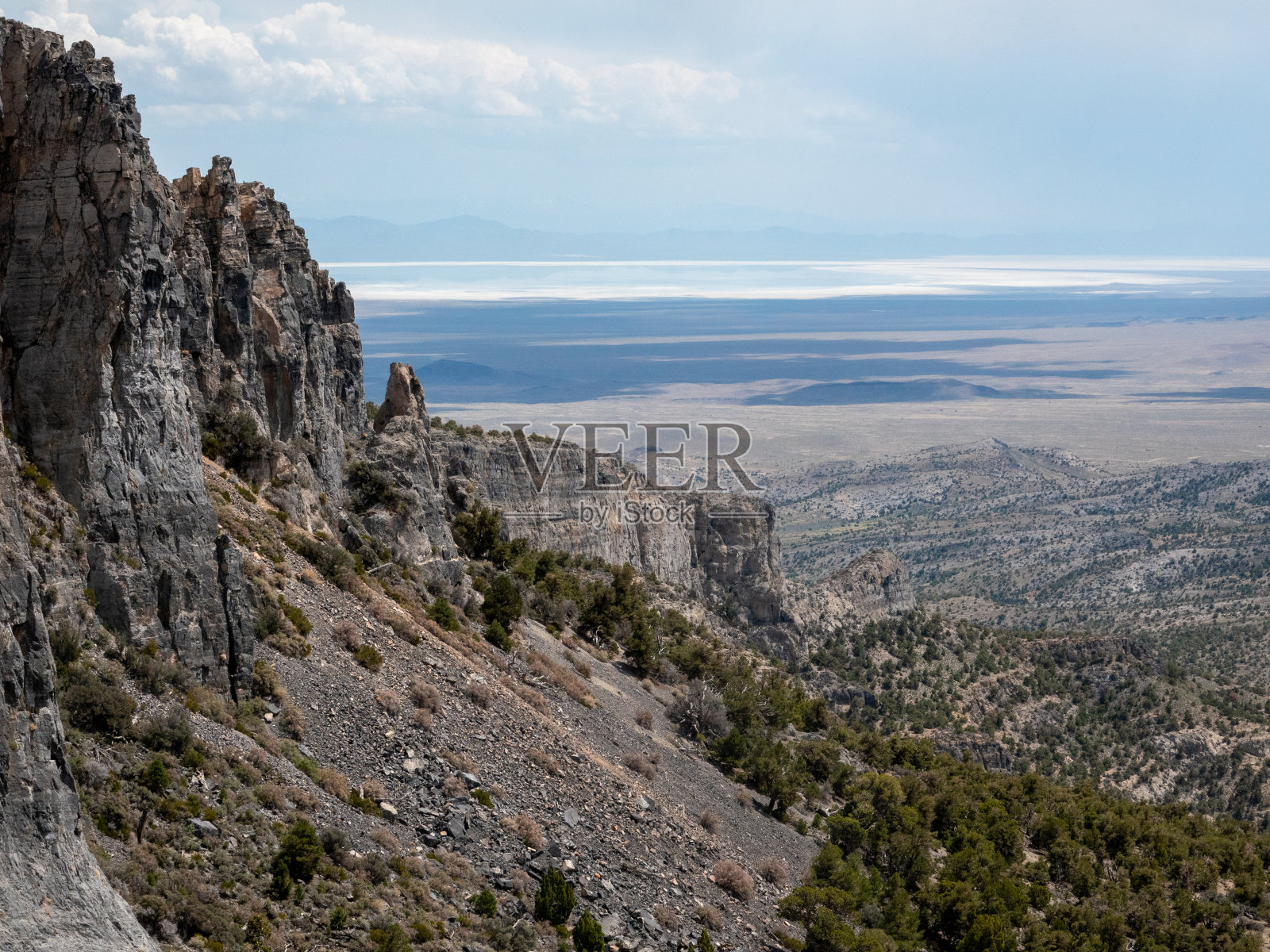 远处是沙漠山谷和断断续续的塞维尔湖。犹他州西部的大盆地沙漠。照片摄影图片