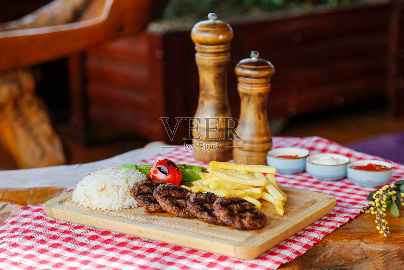 食物托盘里有肉排、米饭和薯条照片摄影图片