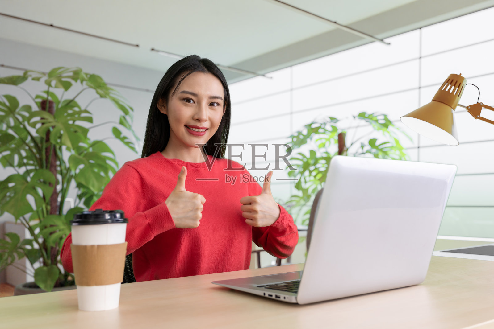 美女在咖啡馆用笔记本电脑照片摄影图片