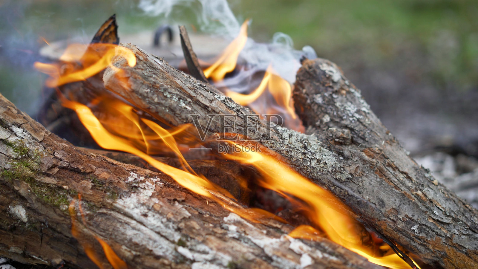 汤锅:在火上煮的一锅汤在森林的明火上煮传统的汤。森林里的篝火野餐。照片摄影图片