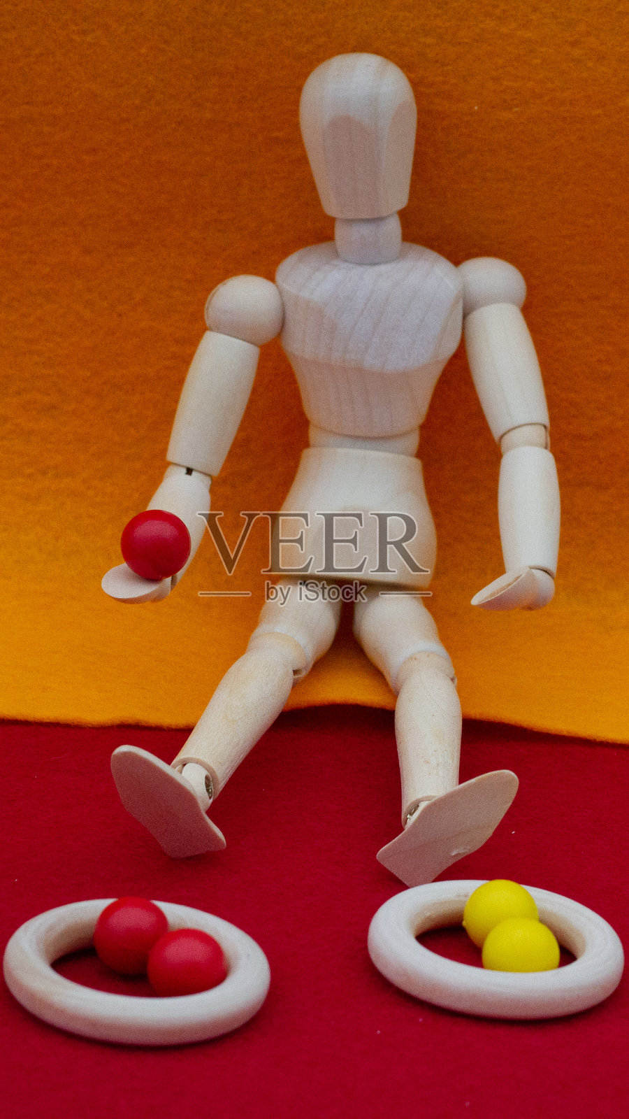 木人将红球投进篮筐照片摄影图片