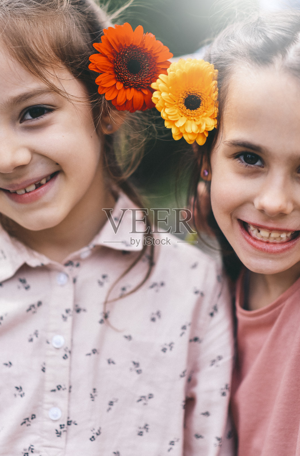 可爱的小女孩的肖像花红黄相间照片摄影图片