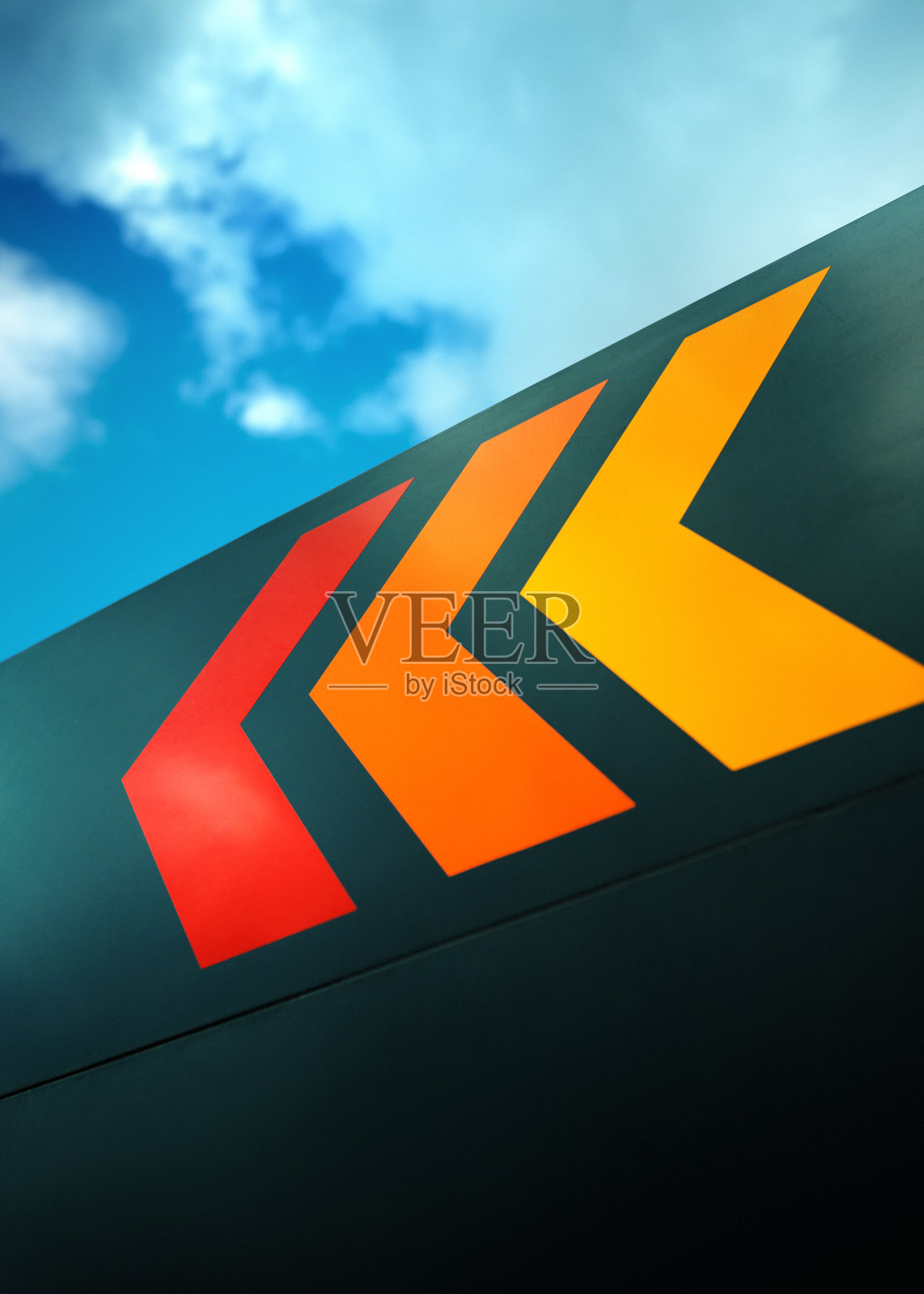 用橙色和红色箭头指向左边的住宅楼。照片摄影图片