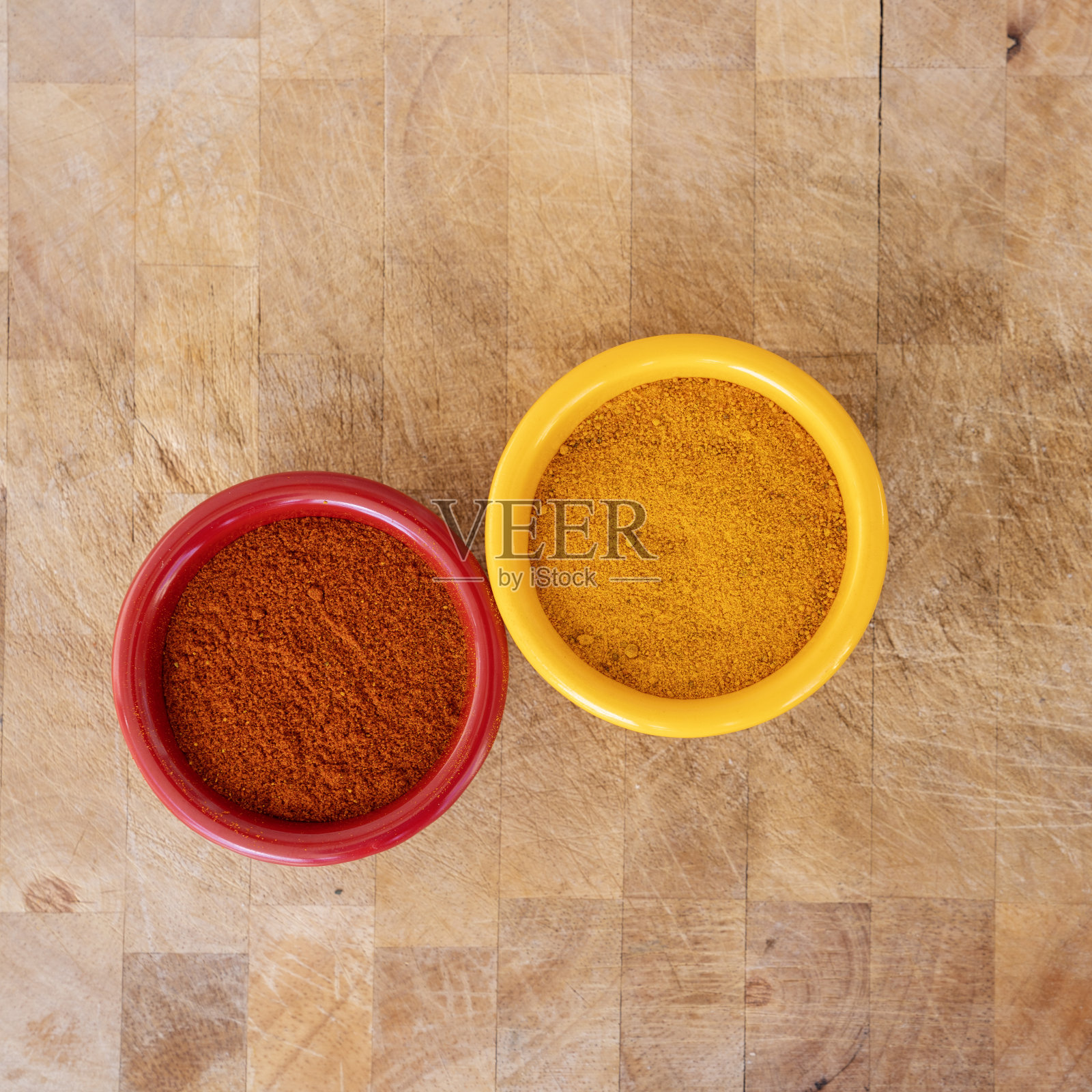 红色和黄色碗里的咖喱粉和冰粉照片照片摄影图片