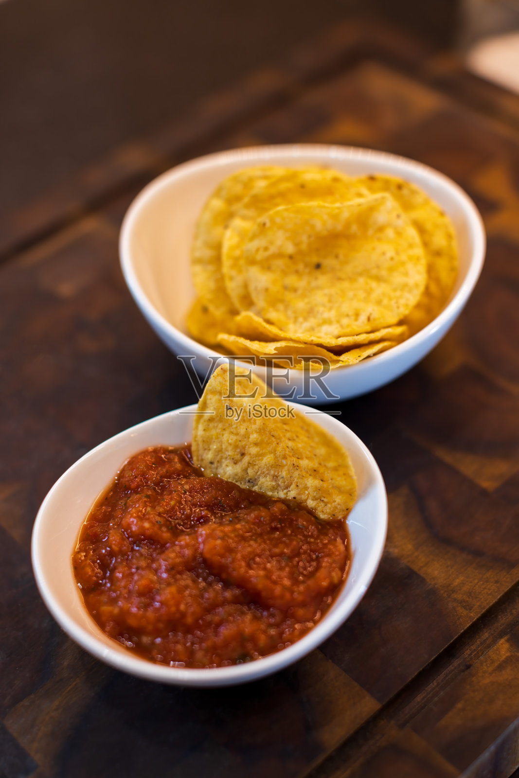 红辣酱和玉米片的俯视图照片摄影图片