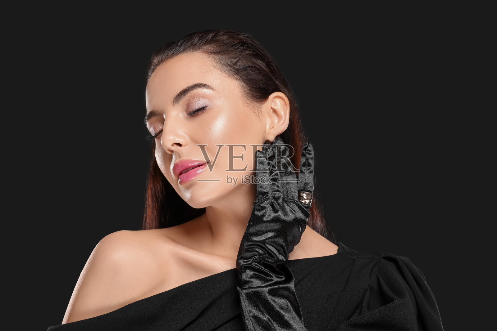 肖像美丽的年轻女子在优雅的晚上手套黑色背景照片摄影图片
