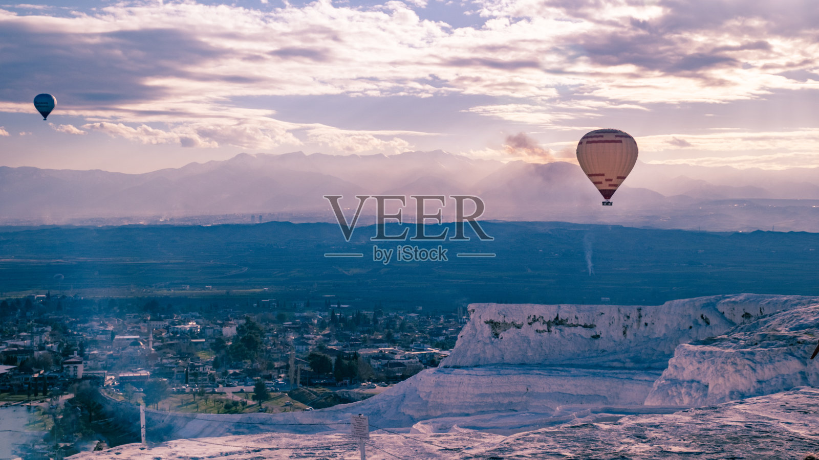 天然形成的Pamukkale石灰华每年吸引成千上万的游客照片摄影图片