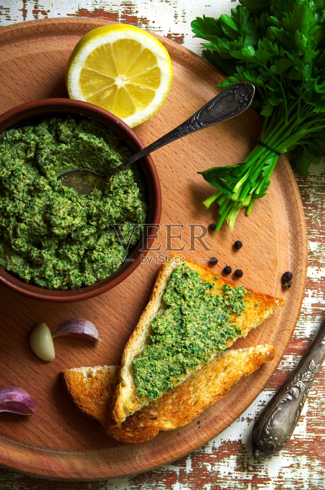 香蒜沙司配新鲜欧芹。欧芹香蒜酱配核桃。照片摄影图片