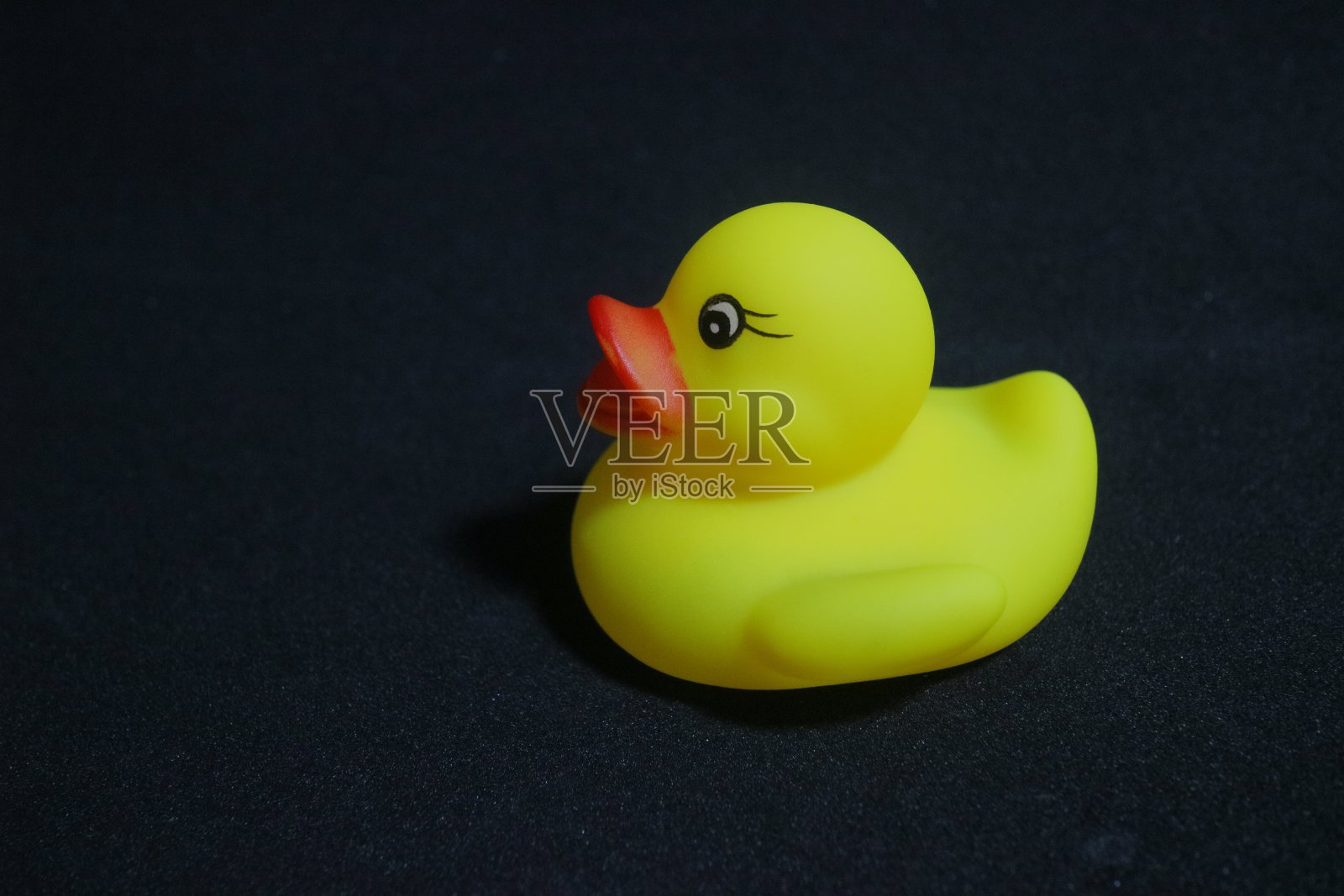 可爱的小黄鸭玩具和红色的嘴唇照片摄影图片