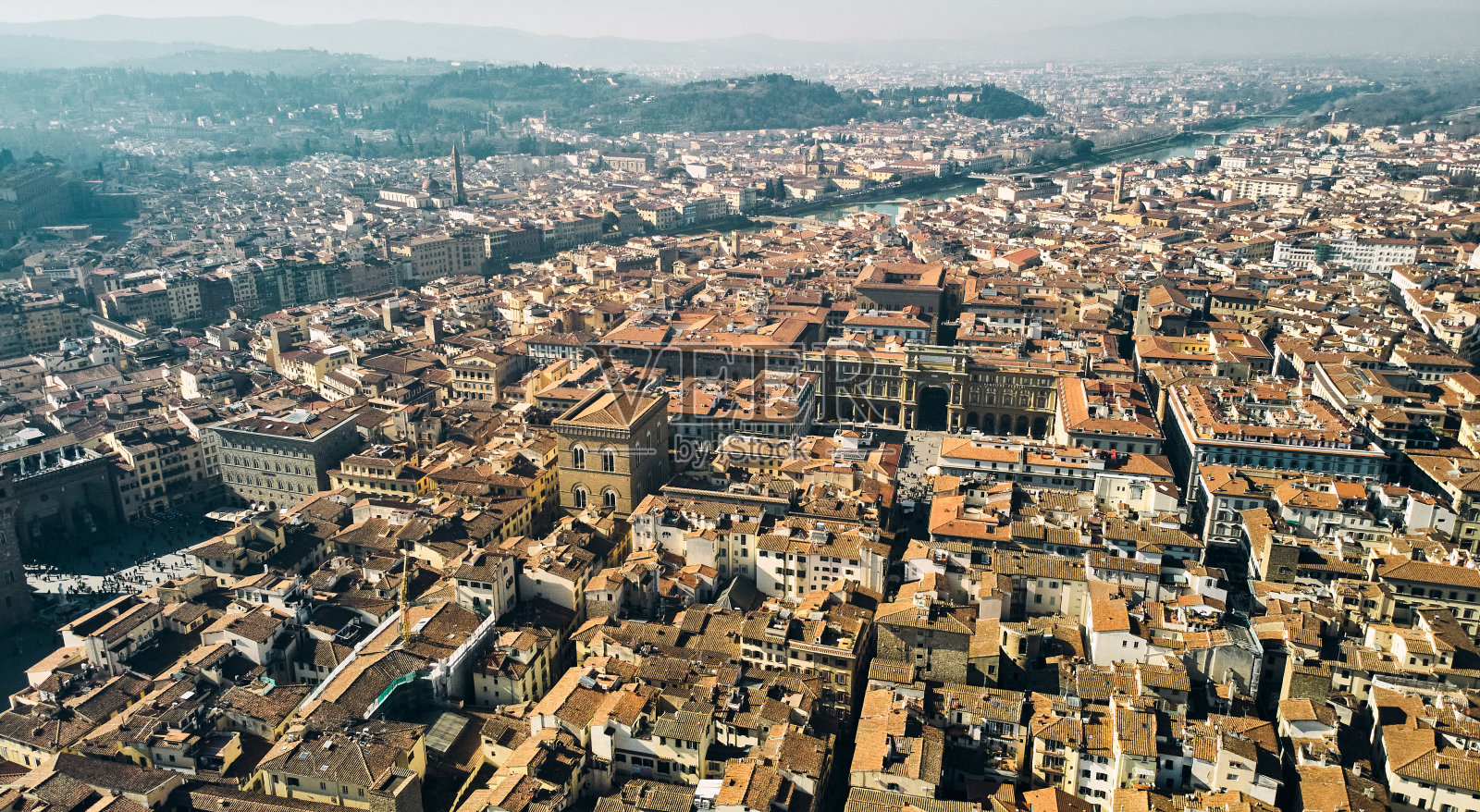 鸟瞰佛罗伦萨的城市景观和古老的意大利风格的建筑照片摄影图片