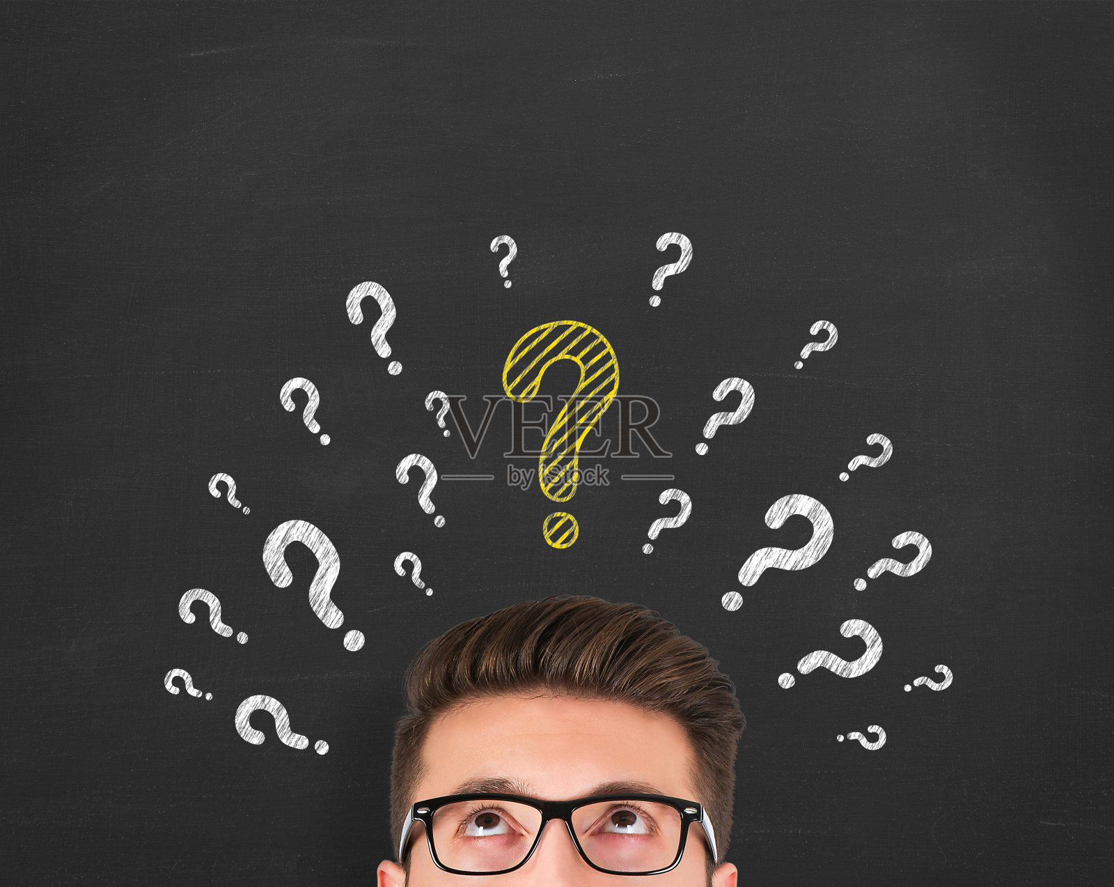 在黑板背景上思考的人照片摄影图片