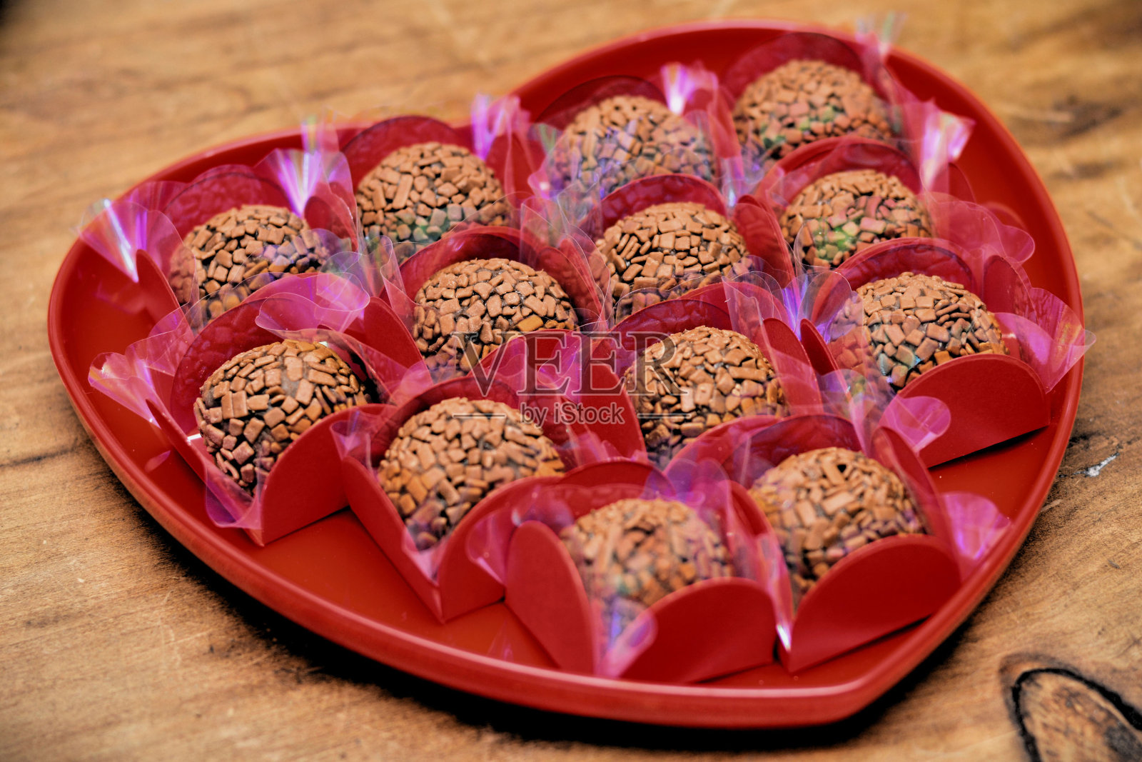 各种美食Brigadeiro与比利时牛奶巧克力在心脏托盘照片摄影图片