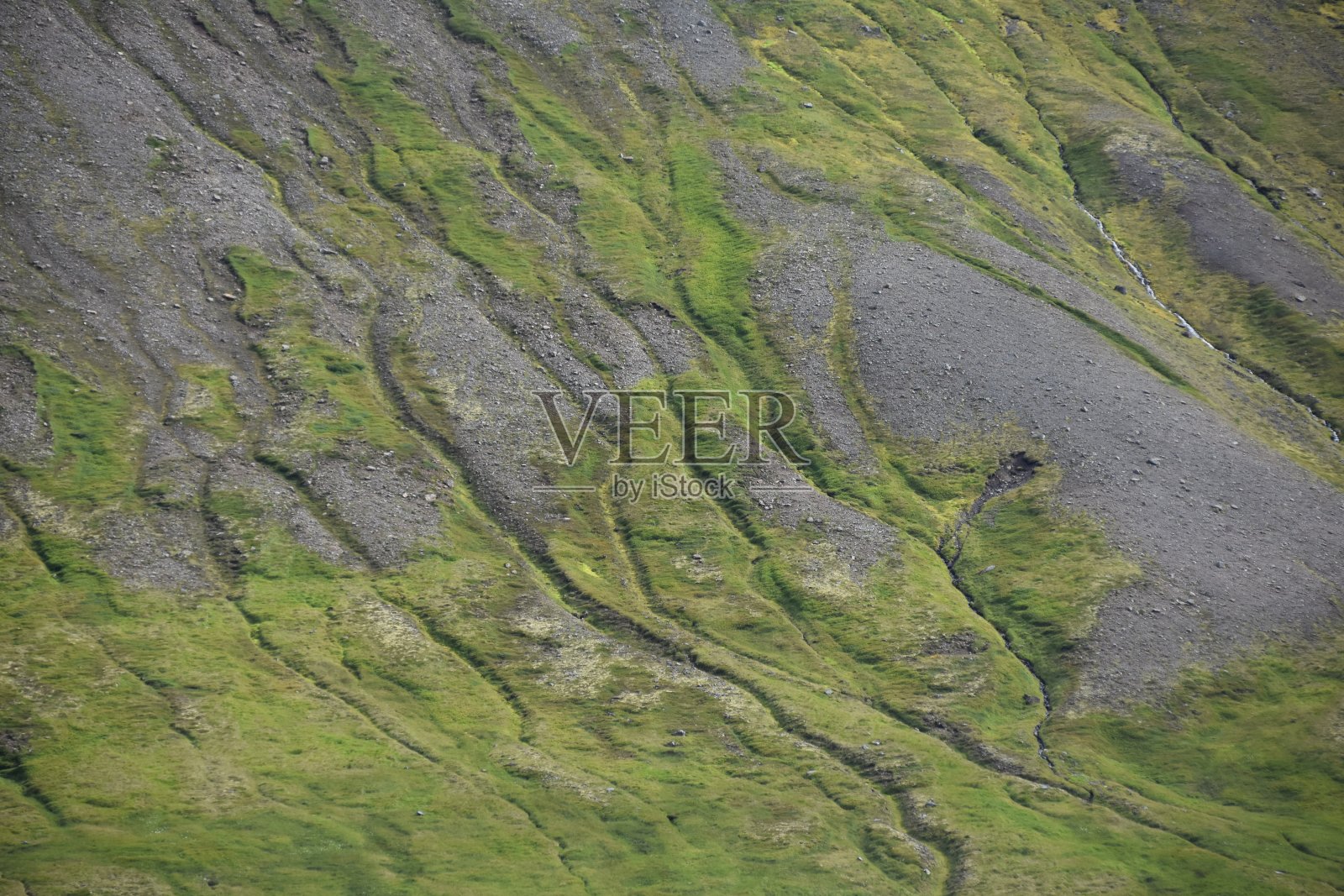 冰岛一座山的绿色和灰色的斜坡照片摄影图片