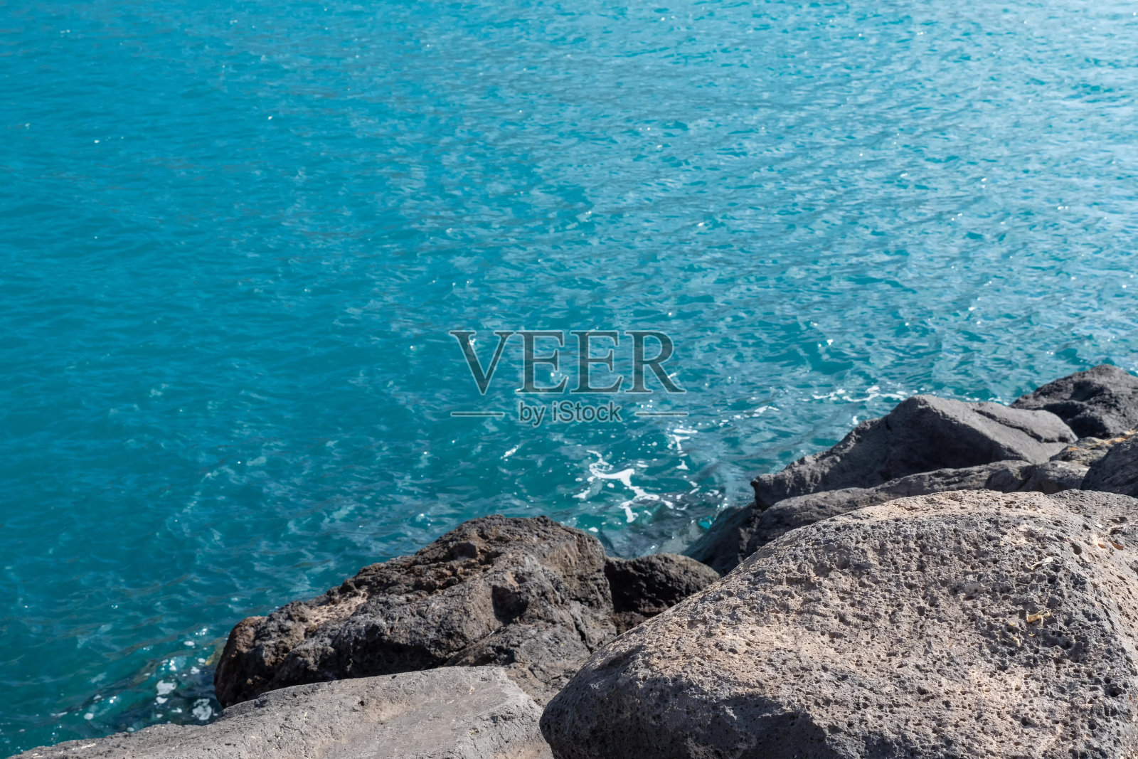 富埃特文图拉岛的大西洋，前景是岩石，俯视图照片摄影图片