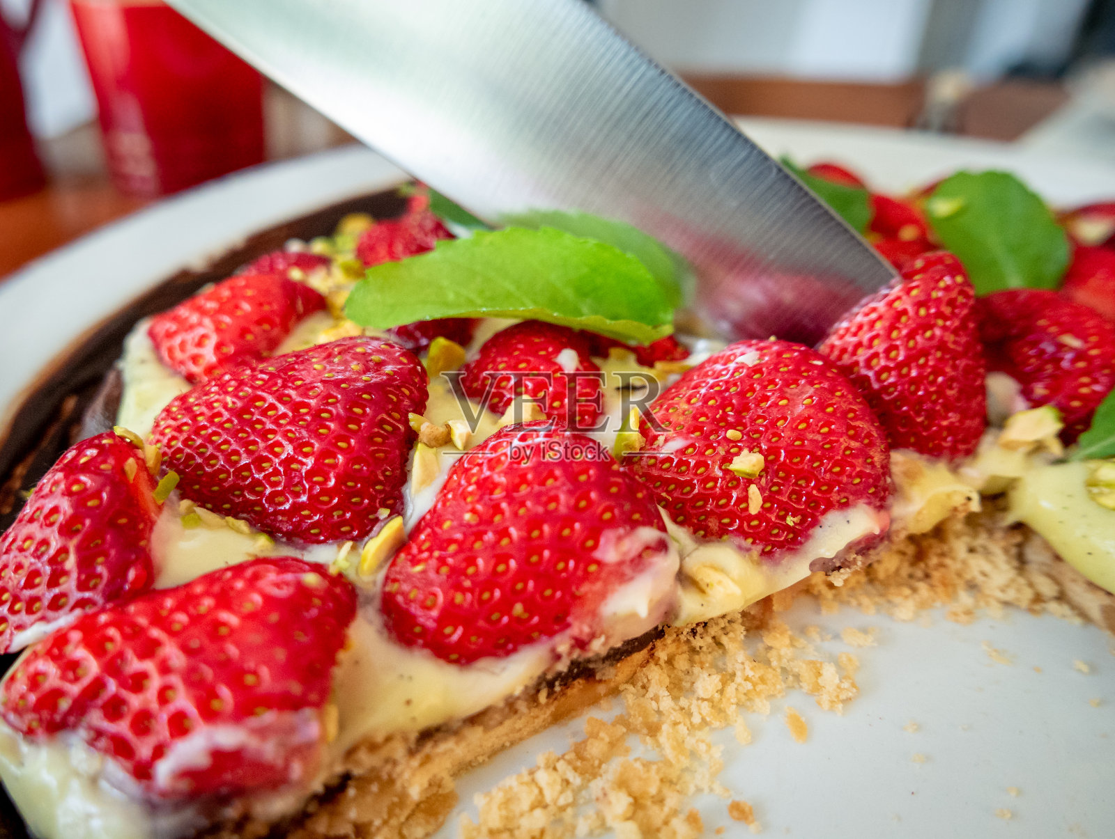 用刀切的草莓馅饼照片摄影图片
