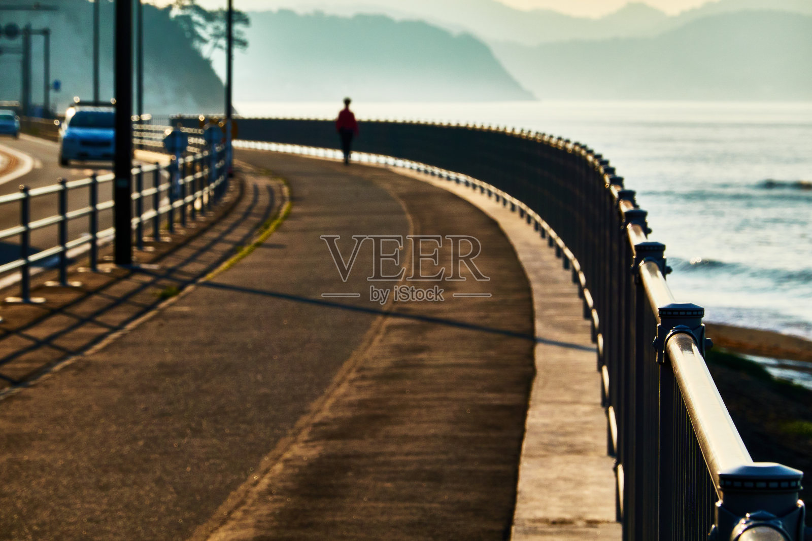 日出时海滩的风景与剪影的人照片摄影图片