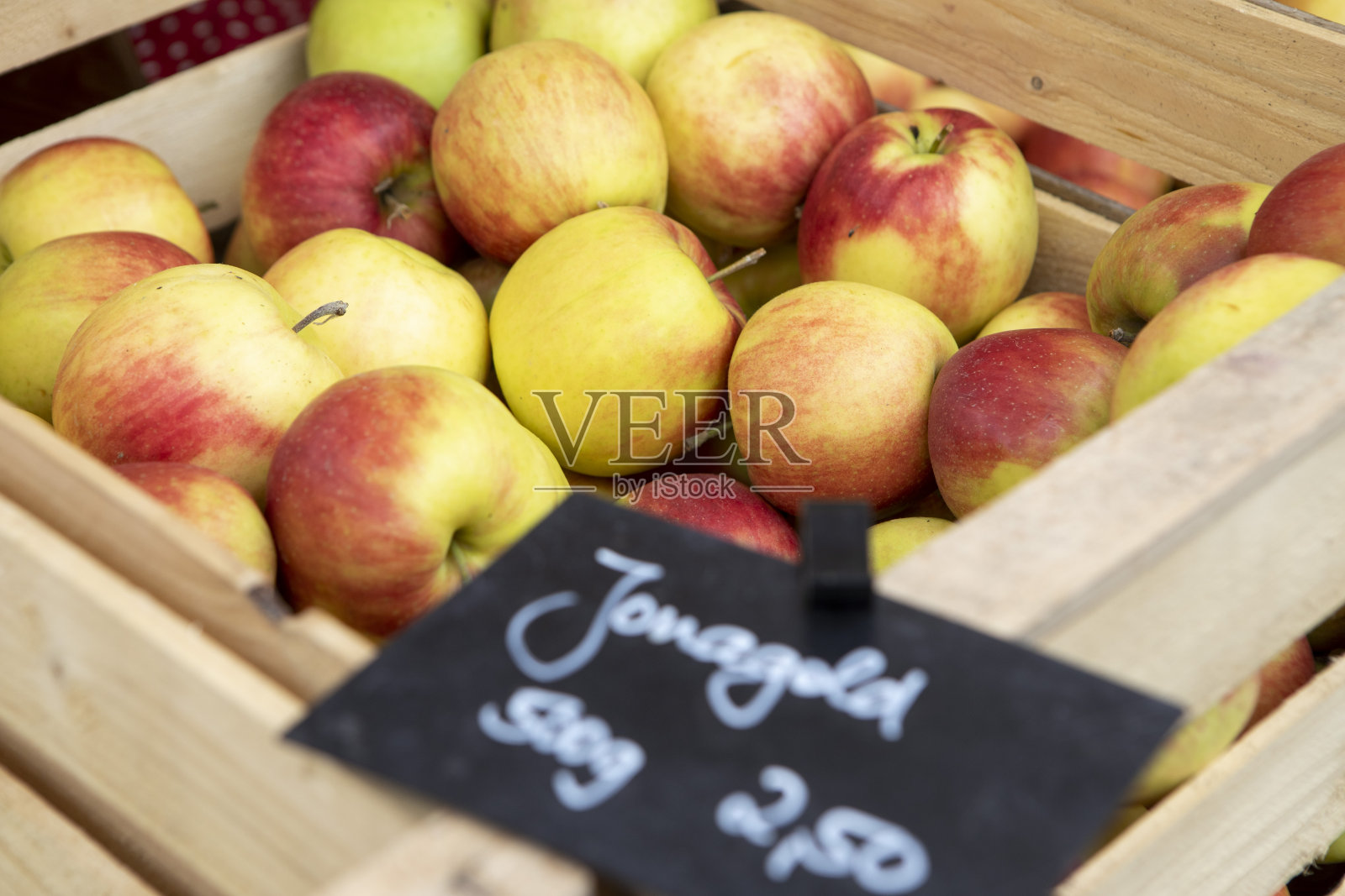 市场货摊上的箱子里装着苹果照片摄影图片