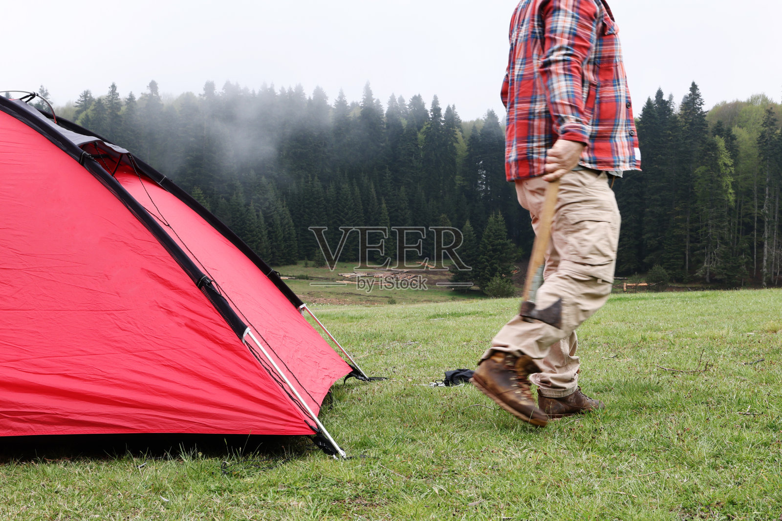 一个人在山上搭帐篷露营照片摄影图片