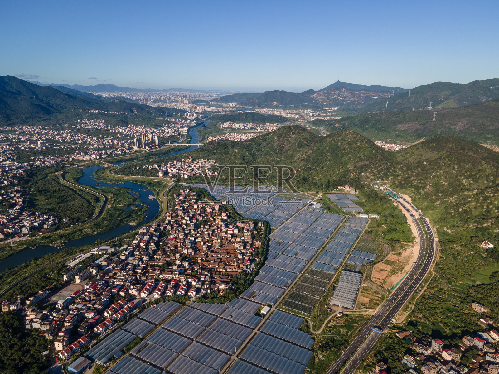 村庄、农用蔬菜大棚和道路俯视图照片摄影图片