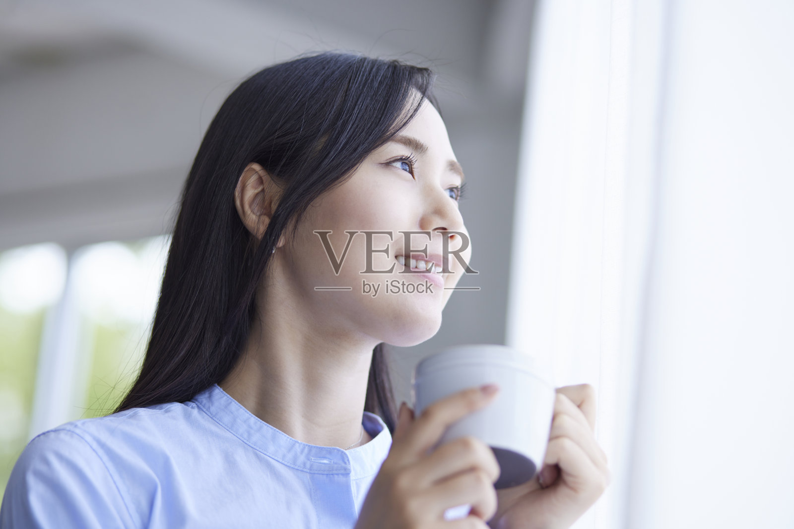 一个日本女人在她的房间里休息照片摄影图片