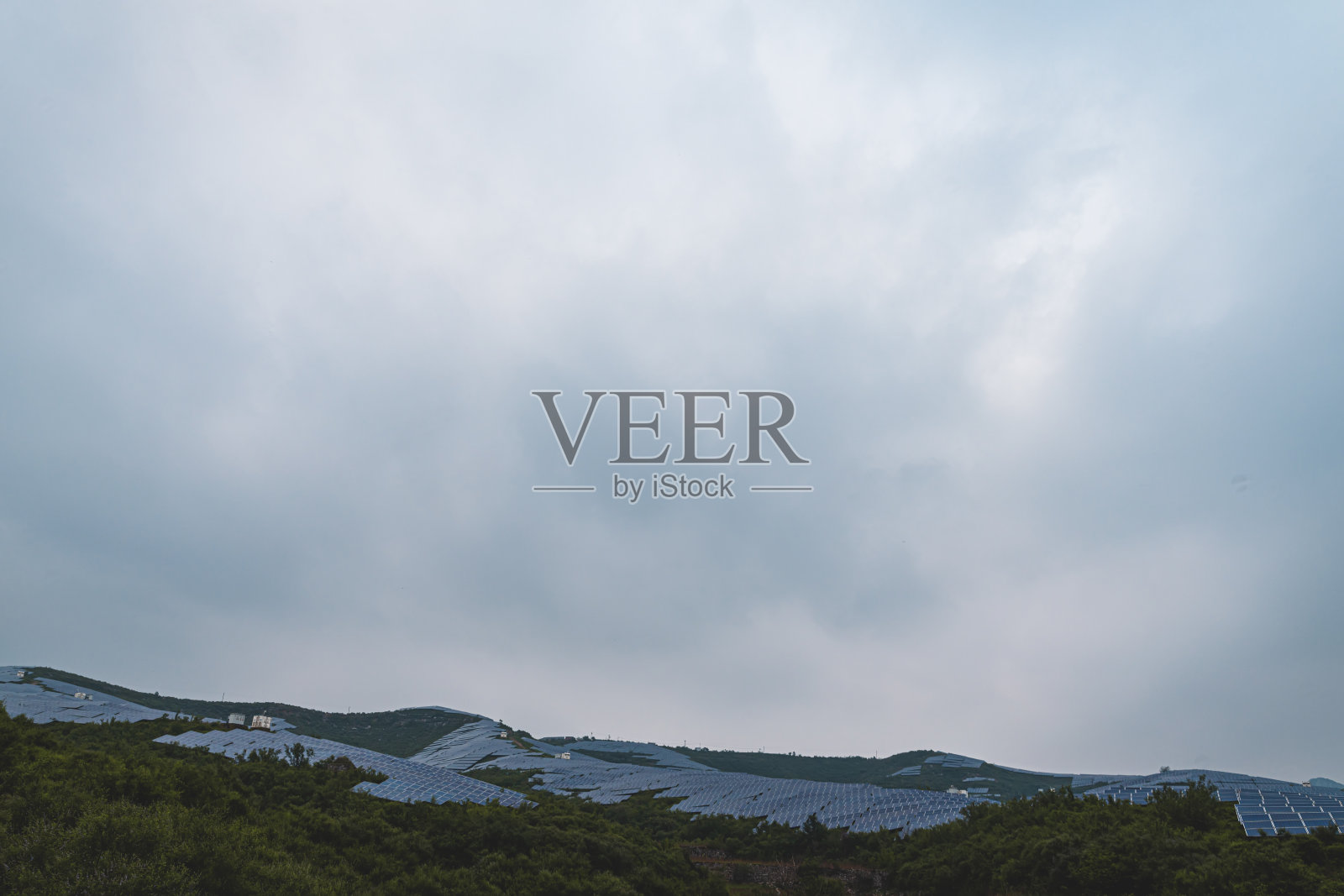 山上的太阳能板照片摄影图片