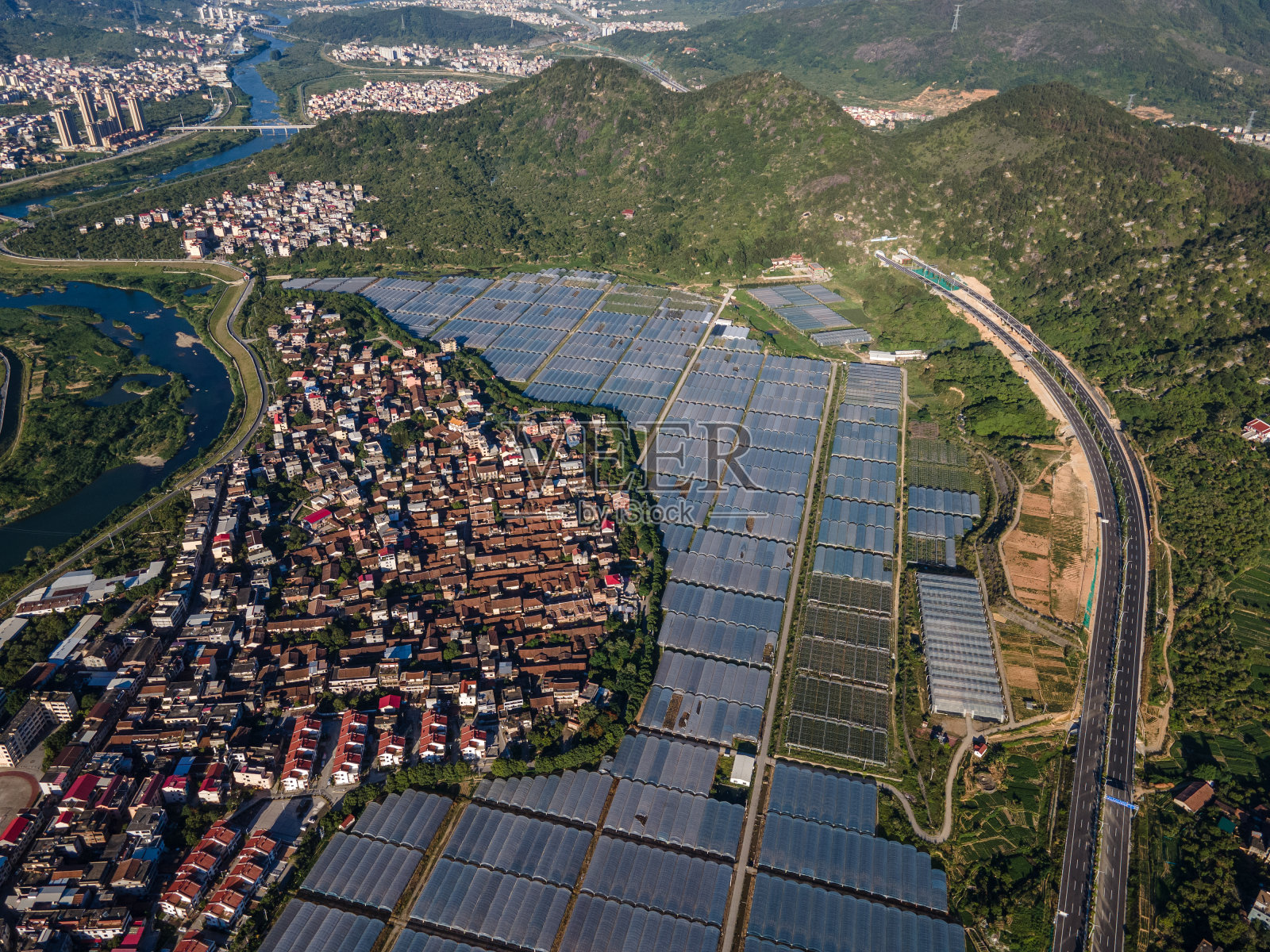 村庄、农用蔬菜大棚和道路俯视图照片摄影图片