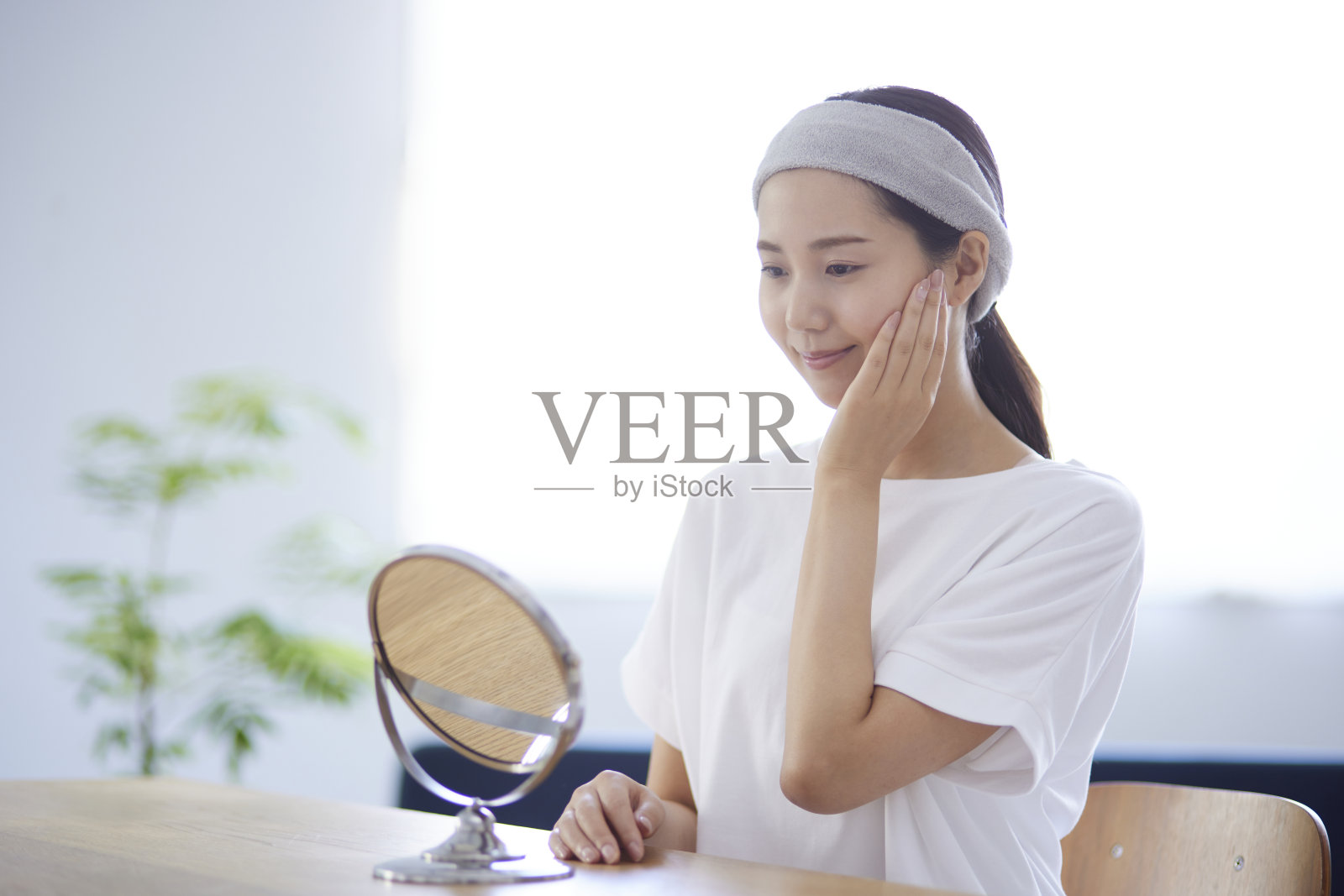 一个日本女人在保养自己的皮肤照片摄影图片