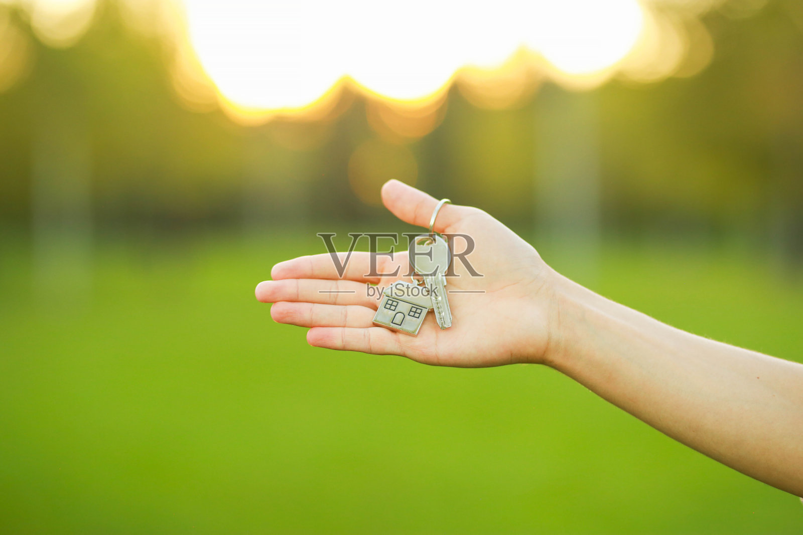 手持钥匙。买房子照片摄影图片