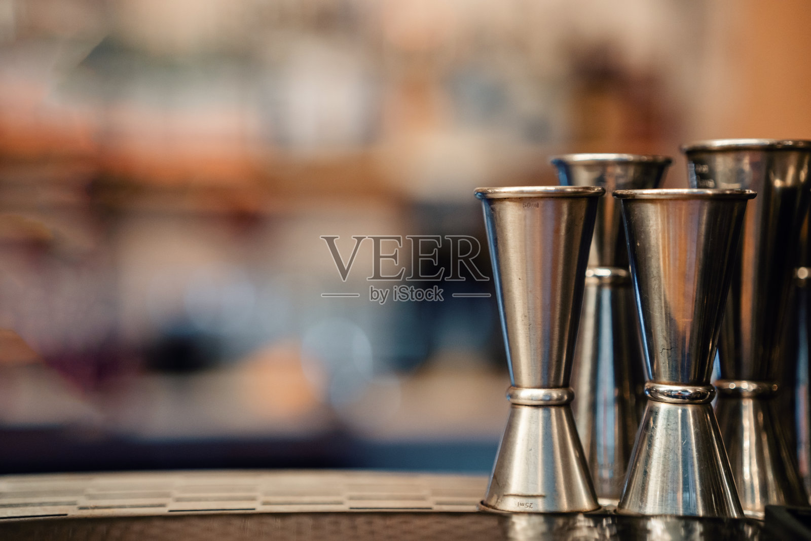 吧台上的不锈钢双面鸡尾酒量杯照片摄影图片