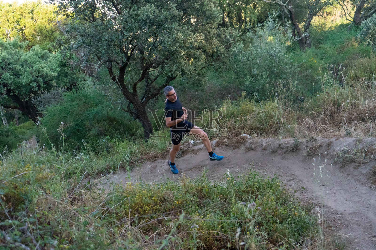 一个花白头发的男人在越野跑照片摄影图片