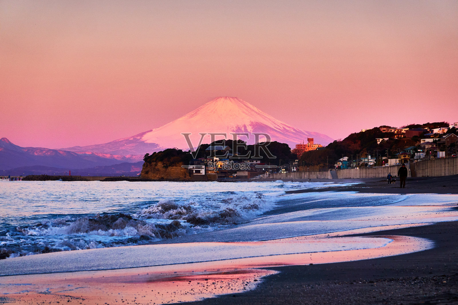 日出时海滩与雪山的美景照片摄影图片