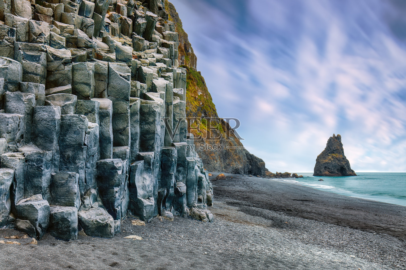 维克村附近的黑海滩上令人叹为观止的岩层巨怪脚趾。照片摄影图片